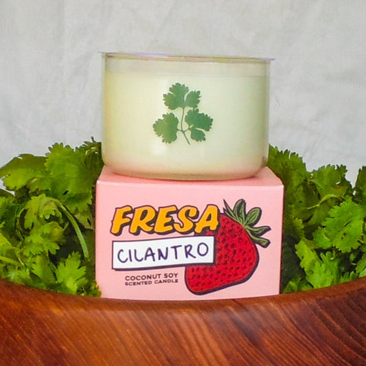 Wooden bowl with fresh cilantro and a pink container labeled 'Fresa Cilantro' on a white background